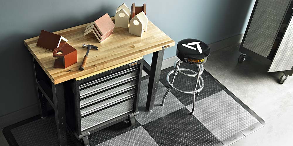 Postazione con tavolo e sgabello in garage