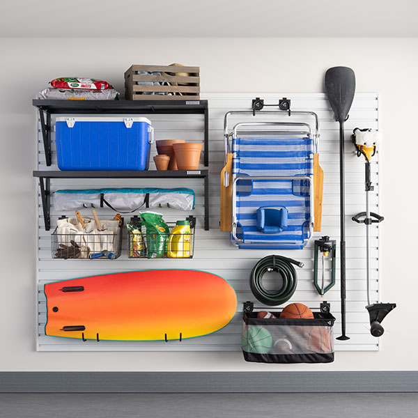 Parete attrezzata di un garage arredato con i prodotti Garage Mania